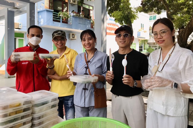 The charity on the full moon day of lunar October at Dong Cao Pagoda