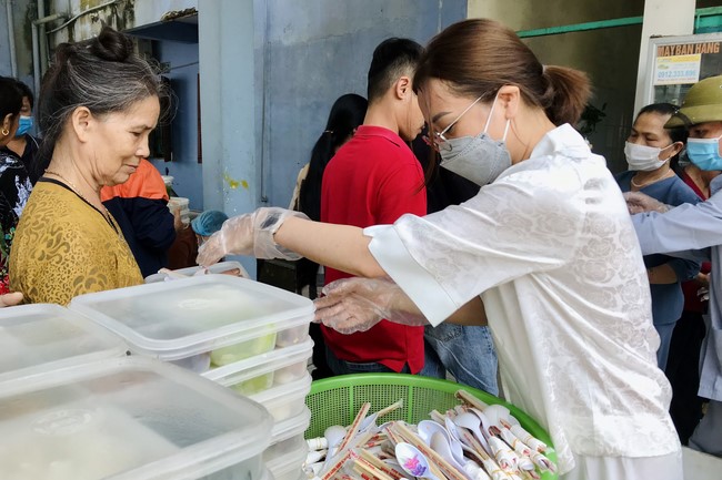The charity on the full moon day of lunar October at Dong Cao Pagoda