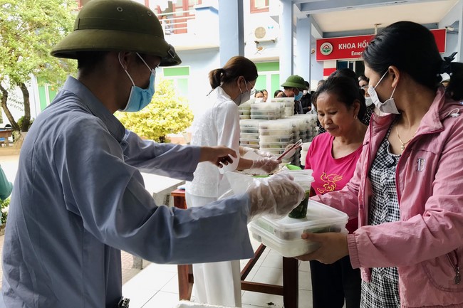 The charity on the full moon day of lunar October at Dong Cao Pagoda