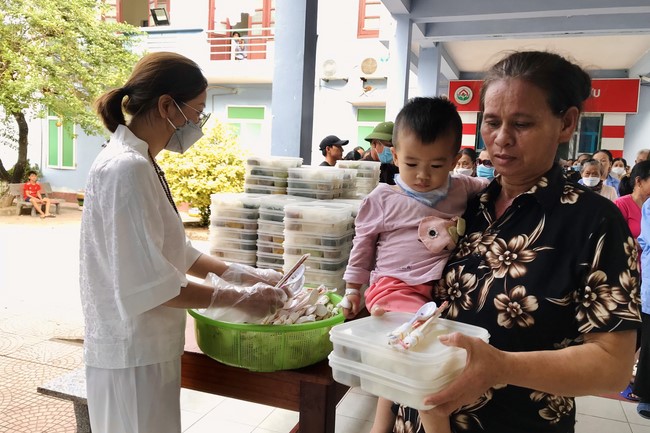 The charity on the full moon day of lunar October at Dong Cao Pagoda