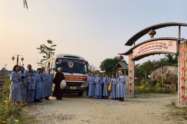 The charity on the full moon day of lunar October at Dong Cao Pagoda