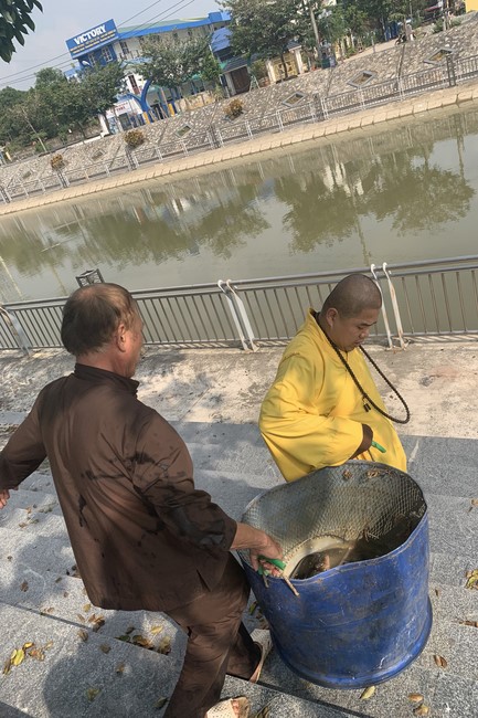 The charity on the full moon day of lunar October at Dong Cao Pagoda