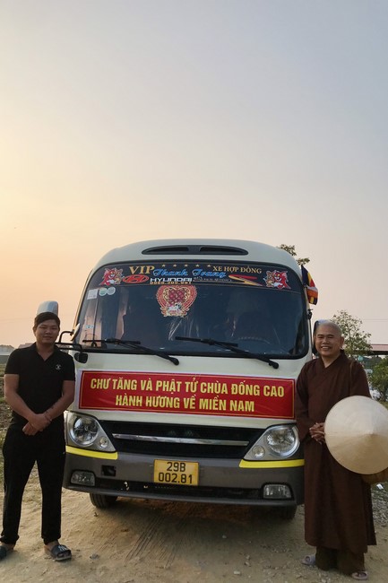The charity on the full moon day of lunar October at Dong Cao Pagoda