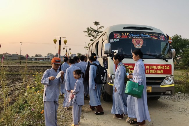 The charity on the full moon day of lunar October at Dong Cao Pagoda