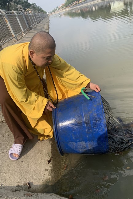 The charity on the full moon day of lunar October at Dong Cao Pagoda