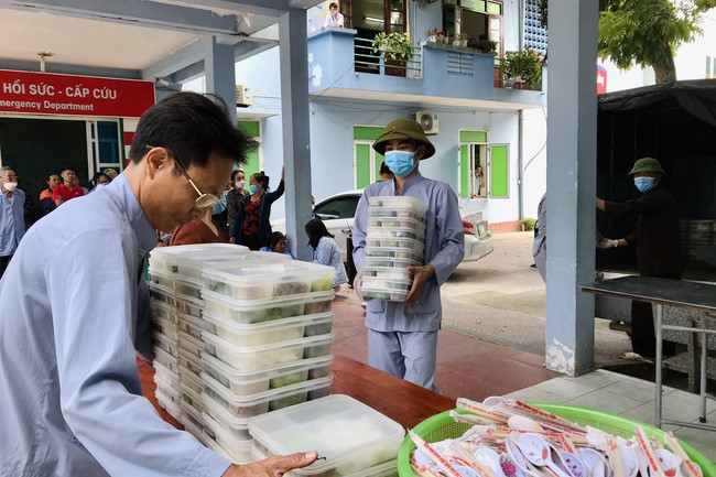 The charity on the full moon day of lunar October at Dong Cao Pagoda