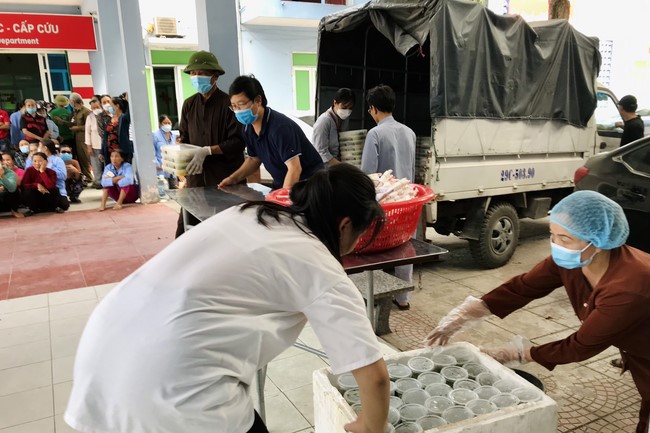 The charity on the full moon day of lunar October at Dong Cao Pagoda