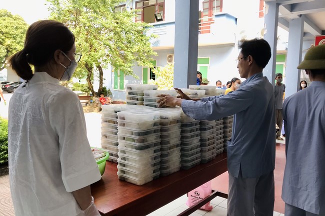 The charity on the full moon day of lunar October at Dong Cao Pagoda