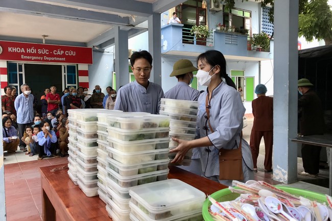 The charity on the full moon day of lunar October at Dong Cao Pagoda