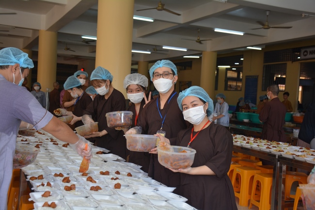 Before G time of the Lantern Candle Lighting Ceremony to commemorate the Amitabha Buddha