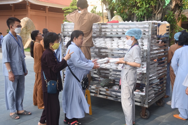 Before G time of the Lantern Candle Lighting Ceremony to commemorate the Amitabha Buddha