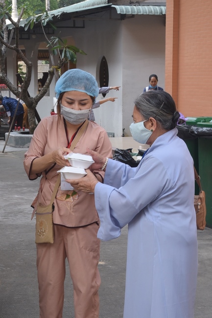 Before G time of the Lantern Candle Lighting Ceremony to commemorate the Amitabha Buddha