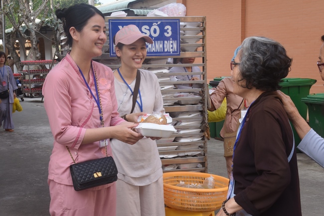 Before G time of the Lantern Candle Lighting Ceremony to commemorate the Amitabha Buddha