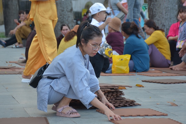 Before G time of the Lantern Candle Lighting Ceremony to commemorate the Amitabha Buddha