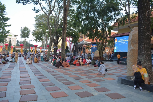 Before G time of the Lantern Candle Lighting Ceremony to commemorate the Amitabha Buddha