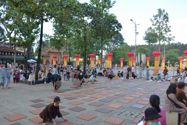 Before G time of the Lantern Candle Lighting Ceremony to commemorate the Amitabha Buddha