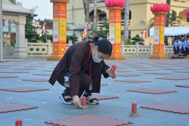 Before G time of the Lantern Candle Lighting Ceremony to commemorate the Amitabha Buddha
