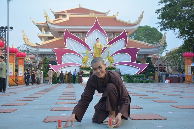 Before G time of the Lantern Candle Lighting Ceremony to commemorate the Amitabha Buddha