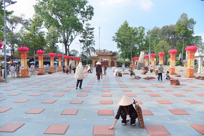 Before G time of the Lantern Candle Lighting Ceremony to commemorate the Amitabha Buddha