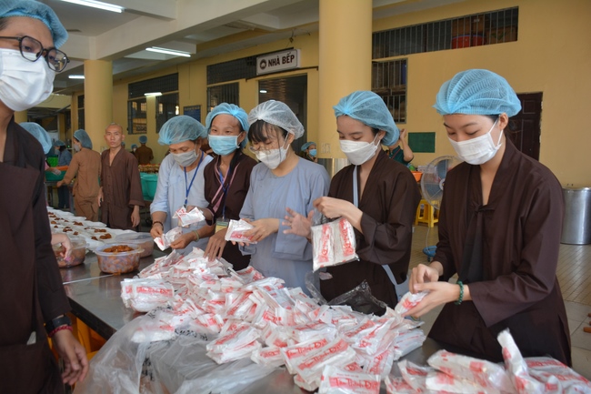 Before G time of the Lantern Candle Lighting Ceremony to commemorate the Amitabha Buddha