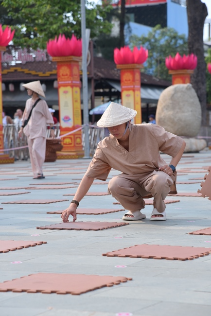 Before G time of the Lantern Candle Lighting Ceremony to commemorate the Amitabha Buddha