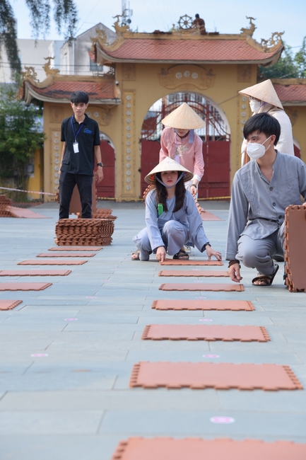 Before G time of the Lantern Candle Lighting Ceremony to commemorate the Amitabha Buddha