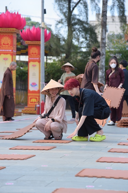 Before G time of the Lantern Candle Lighting Ceremony to commemorate the Amitabha Buddha