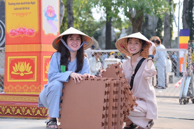 Before G time of the Lantern Candle Lighting Ceremony to commemorate the Amitabha Buddha