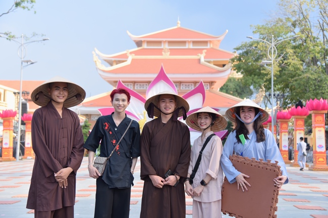 Before G time of the Lantern Candle Lighting Ceremony to commemorate the Amitabha Buddha