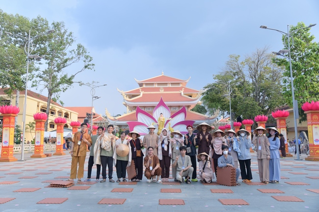 Before G time of the Lantern Candle Lighting Ceremony to commemorate the Amitabha Buddha