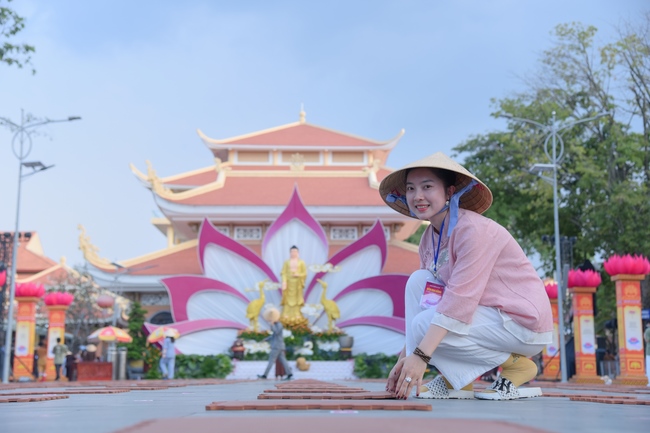 Before G time of the Lantern Candle Lighting Ceremony to commemorate the Amitabha Buddha