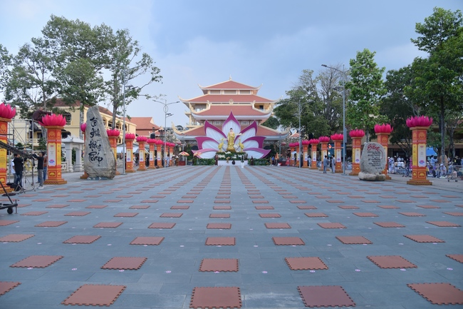 Before G time of the Lantern Candle Lighting Ceremony to commemorate the Amitabha Buddha