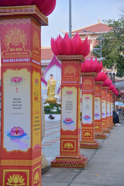 Before G time of the Lantern Candle Lighting Ceremony to commemorate the Amitabha Buddha