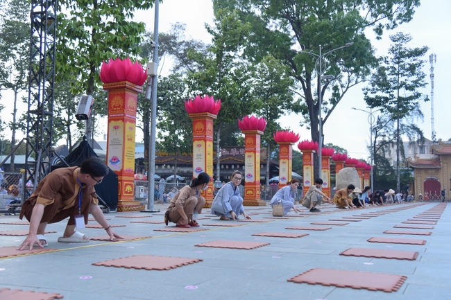 Before G time of the Lantern Candle Lighting Ceremony to commemorate the Amitabha Buddha