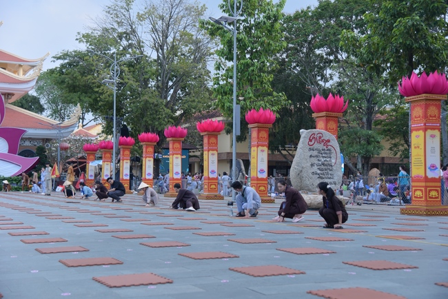 Before G time of the Lantern Candle Lighting Ceremony to commemorate the Amitabha Buddha