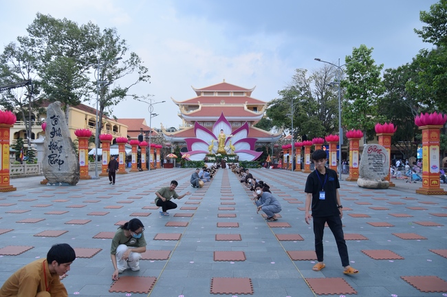 Before G time of the Lantern Candle Lighting Ceremony to commemorate the Amitabha Buddha
