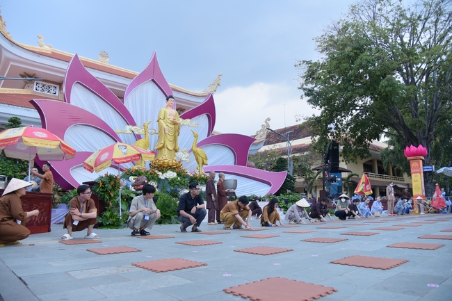 Before G time of the Lantern Candle Lighting Ceremony to commemorate the Amitabha Buddha