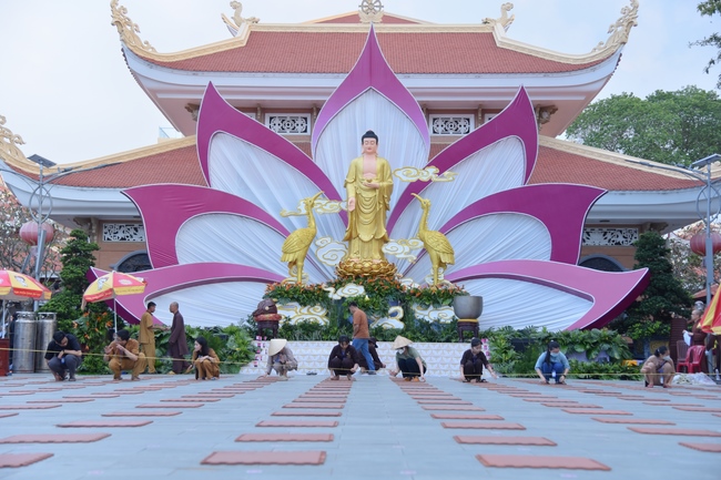 Before G time of the Lantern Candle Lighting Ceremony to commemorate the Amitabha Buddha