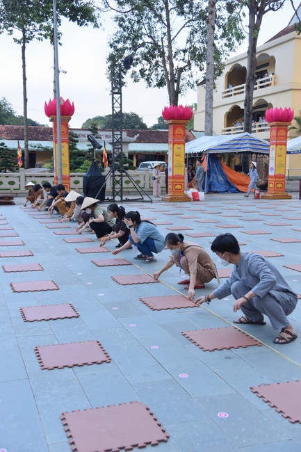 Before G time of the Lantern Candle Lighting Ceremony to commemorate the Amitabha Buddha