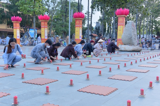 Before G time of the Lantern Candle Lighting Ceremony to commemorate the Amitabha Buddha