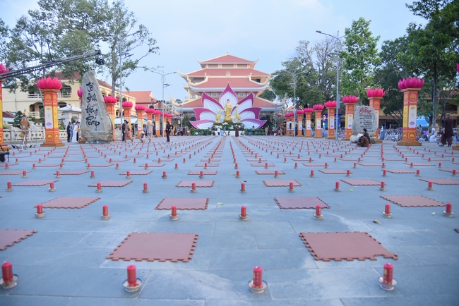 Before G time of the Lantern Candle Lighting Ceremony to commemorate the Amitabha Buddha