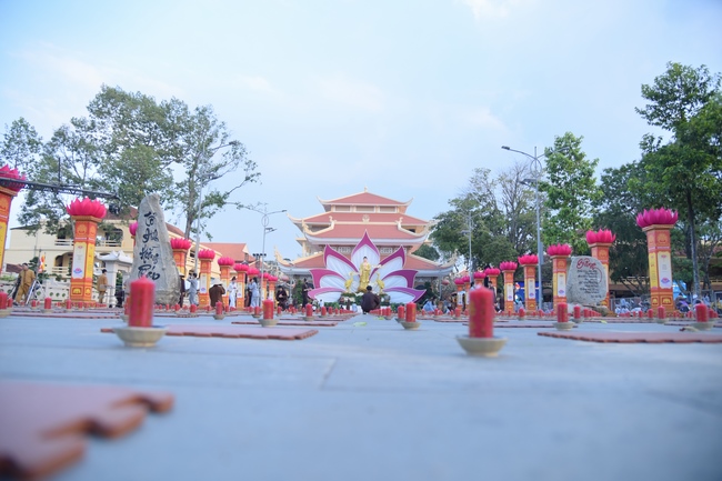 Before G time of the Lantern Candle Lighting Ceremony to commemorate the Amitabha Buddha