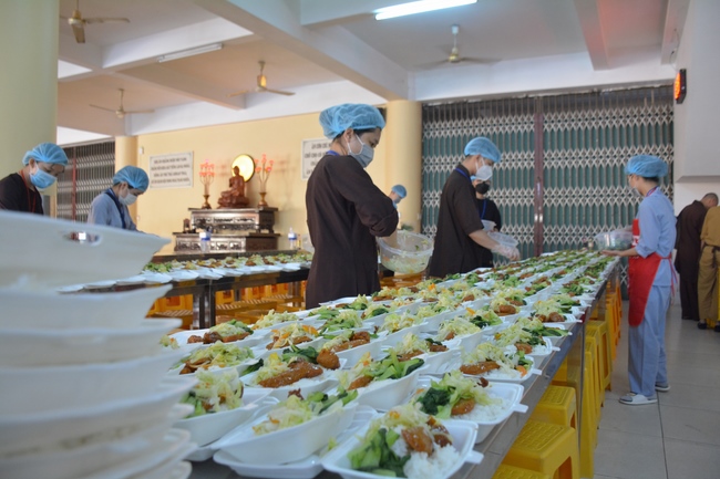 Before G time of the Lantern Candle Lighting Ceremony to commemorate the Amitabha Buddha