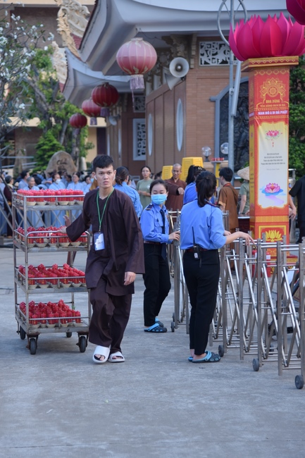Before G time of the Lantern Candle Lighting Ceremony to commemorate the Amitabha Buddha