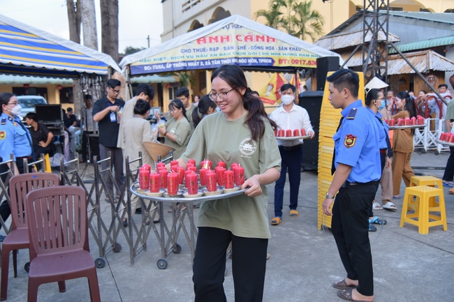 Before G time of the Lantern Candle Lighting Ceremony to commemorate the Amitabha Buddha