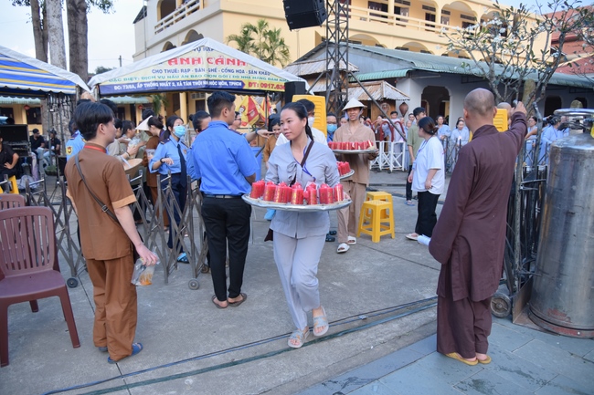 Before G time of the Lantern Candle Lighting Ceremony to commemorate the Amitabha Buddha