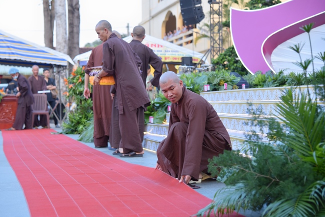 Before G time of the Lantern Candle Lighting Ceremony to commemorate the Amitabha Buddha