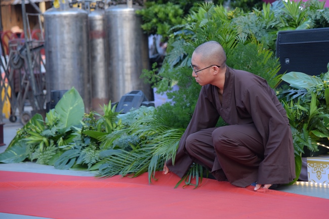 Before G time of the Lantern Candle Lighting Ceremony to commemorate the Amitabha Buddha