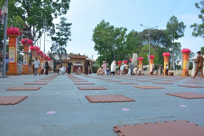 Before G time of the Lantern Candle Lighting Ceremony to commemorate the Amitabha Buddha