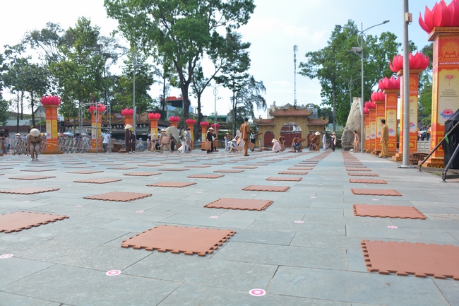 Before G time of the Lantern Candle Lighting Ceremony to commemorate the Amitabha Buddha